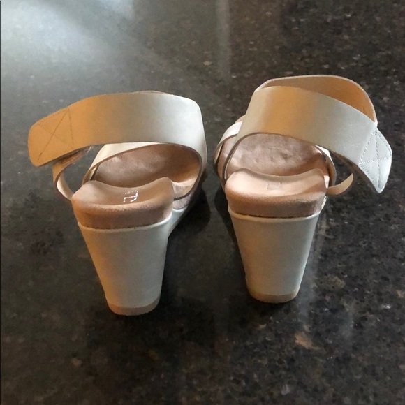 CL by Chinese Laundry Wedge, Size 7, Light Tan - Picture 3 of 8